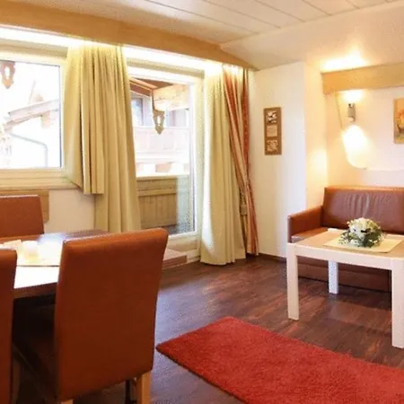 Kroesbacher アパートホテル 3*